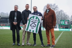 18. Spieltag: Preußen Münster - Fürth: Mannschaftsarzt Dr. Cornelius Müller-Rensmann wurde für 25 Jahre Engagement beim SCP geehrt.
