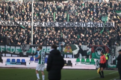 18. Spieltag: Preußen Münster - Fürth. Protest wegen der jüngsten Entscheidung über eine Kostenbeteiligung der Fußballklubs am Polizeieinsätzen.