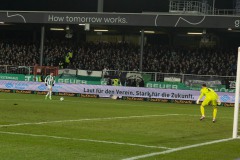 21. Spieltag: SCP - HSV. Eine der wenigen klaren Szenen des SCP in der 2. Hälfte. Der Ball landet gleich bei Kinsombi, der aber das Tor verfehlt.