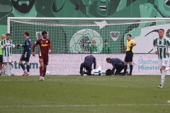 23. Spieltag: Preußen Münster - SSV Jahn Regensburg 2:0. Simon Scherder wird behandelt.