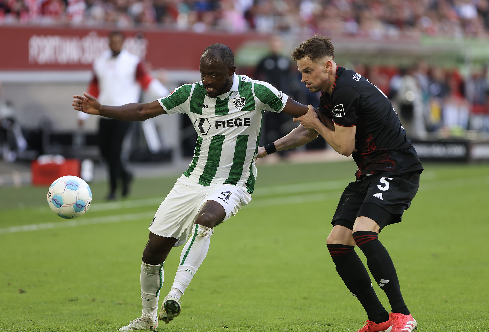 David Kinsombi gegen Moritz Heyer. 

05..04.2024
Foto: S. Sanders