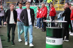 Preußen Münster - TSV Havelse 2:1. Sportdirektor Jan Uphues mit Romario Rösch und Joshua Mees.