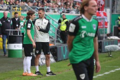 Preußen Münster - TSV Havelse 2:1. Mikhail Demirhan vor seiner Einwechselung mit Trainer Thomas Wörle.