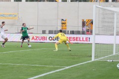 Preußen Münster - TSV Havelse 2:1. Ryan Johansson zögert hier einen Tick zu lang mit dem Torschuss - kein Treffer.