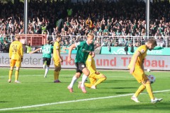 SCP - Dynamo Dresden 2:2. Münster feiert den Ausgleich.
