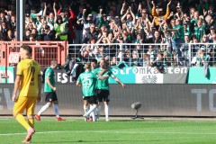SCP - Dynamo Dresden 2:2. Münster feiert den Ausgleich.