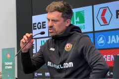 SCP - Dynamo Dresden 2:2. Trainer Thomas Stamm.