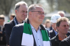 Offizieller Anpfiff zum Umbau des Preußenstadions am 28. März 2025. Stefan Weber (CDU), hinter ihm Stefan Leschniok, ebenfalls CDU,