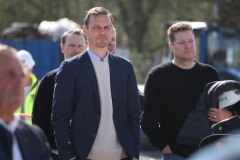 Offizieller Anpfiff zum Umbau des Preußenstadions am 28. März 2025. Sportchef Ole Kittner mal im feinen Zwirn.