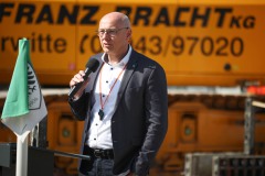 Offizieller Anpfiff zum Umbau des Preußenstadions am 28. März 2025. Stadtwerke-Chef Frank Gäfgen.