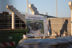 Die Westtribüne am 27. März 2025. Das Baustellenschild wird am Haupteingang montiert.