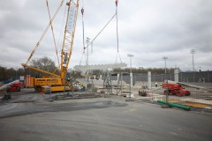 März 2025: Die ersten Tribünenteile für die Westtribüne werden montiert. 