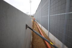 März 2025: Die ersten Tribünenteile für die Westtribüne werden montiert. Die Webcam täuscht etwas über die realen Dimensionen und Abstände hinweg.