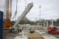März 2025: Die ersten Tribünenteile für die Westtribüne werden montiert.