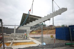 März 2025: Die ersten Tribünenteile für die Westtribüne werden montiert.