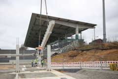 März 2025: Die ersten Tribünenteile für die Westtribüne werden montiert.