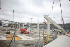 März 2025: Die ersten Tribünenteile für die Westtribüne werden montiert.