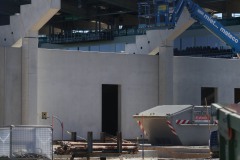 6. April: Die Westtribüne mit den ersten WC-Gebäuden.