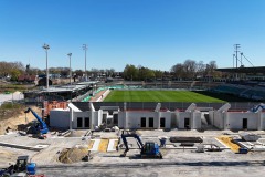 6. April: Die Westtribüne von oben.