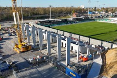 7. April 2025: Westtribüne im Bau. 