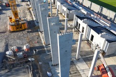 7. April 2025: Westtribüne im Bau. 