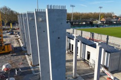 7. April 2025: Westtribüne im Bau. 