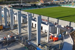 7. April 2025: Westtribüne im Bau. 