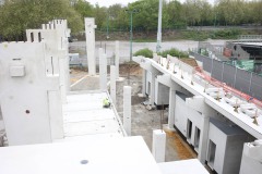Bautagebuch Westtribüne: So sieht es am 25. April 2025 aus. Blick von den Rängen herunter auf die noch offene Stelle zum Norden hin. Abseits der Webcam entstand zuletzt ein weiterer Kiosk (links im Bild).