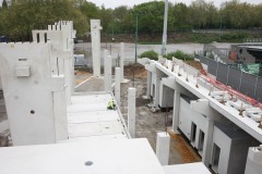 Bautagebuch Westtribüne: So sieht es am 25. April 2025 aus. Blick von den Rängen herunter auf die noch offene Stelle zum Norden hin. Abseits der Webcam entstand zuletzt ein weiterer Kiosk (links im Bild).