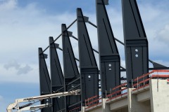 Die Westtribüne mit den ersten Dachelementen am 21. Mai 2025.