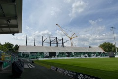 Die Westtribüne mit den ersten Dachelementen am 21. Mai 2025.