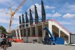 Die Westtribüne mit den ersten Dachelementen am 21. Mai 2025.