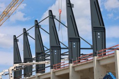 Die Westtribüne mit den ersten Dachelementen am 21. Mai 2025.