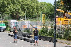 Die Westtribüne mit den ersten Dachelementen am 21. Mai 2025.