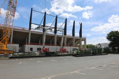 Die Westtribüne mit den ersten Dachelementen am 21. Mai 2025.