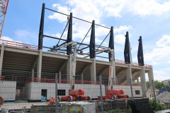 Die Westtribüne mit den ersten Dachelementen am 21. Mai 2025.