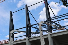 Die Westtribüne mit den ersten Dachelementen am 21. Mai 2025.