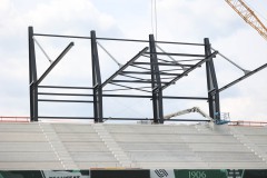 Die Westtribüne mit den ersten Dachelementen am 21. Mai 2025.