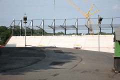 Blick auf die Westtribüne vom Haupteingang aus am 1. Juni 2025