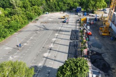 Blick auf den Parkplatz hinter der Westtribüne am 1. Juni 2025