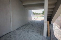Die Westtribüne mit der gepflastertem Promenade.