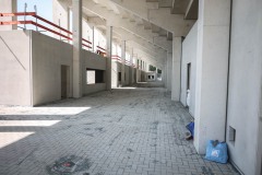 Die Westtribüne mit der gepflastertem Promenade.