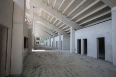 Die Westtribüne mit der gepflastertem Promenade.