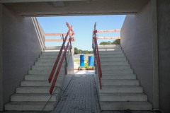 Blick durch die Mundlöcher der Westtribüne in Richtung Ostkurve.