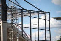 Das LVM-Preußenstadion am 3. Juli 2025. Die Stützen für die Seitenwand der Westtribüne.