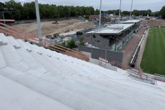 Blick von der Westtribüne auf die Gegengerade.