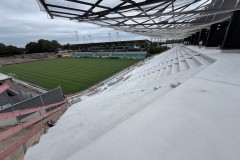 Blick von der Westtribüne auf die Haupttribüne.