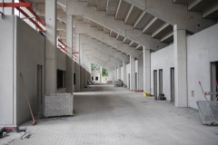 Blick auf die Promenade, den Umlauf: Rechts die WC-Anlagen, links die Kioske.