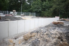 Die neue Mauer zum TV-Compound.
