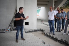 Markus Sass führt Besucher über die Tribüne.